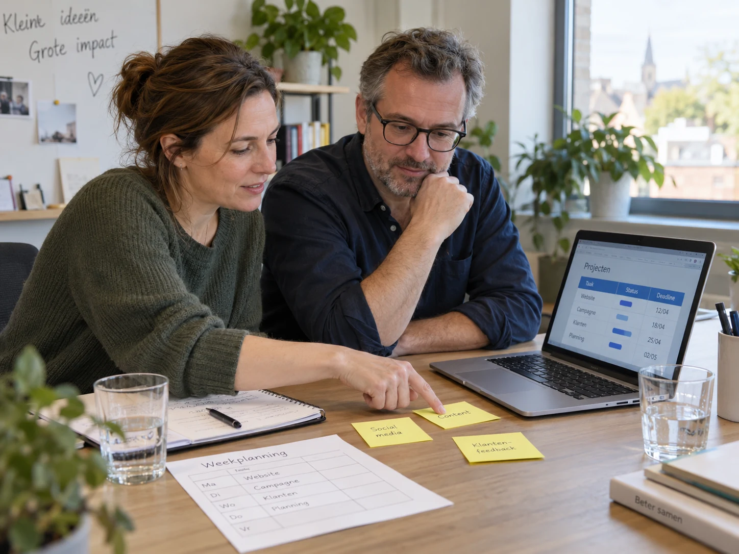 Mise en situation fictive : deux collègues trouvent une solution ensemble sur leur ordinateur